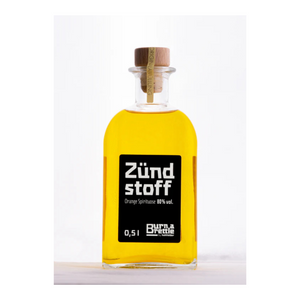 Eine 0,5-Liter-Flasche Orangenspirituose „Burn a Brettle Zündstoff“ (80 % vol.) mit Holzkorken auf weißem Hintergrund – erleben Sie einen der kräftigsten Aromen, um wirklich ein „Burn a Brettle“ zu zaubern.