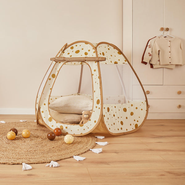 Weißbraun gepunktetes Bällebad in verschiedenen Brauntönen im Kinderzimmer
