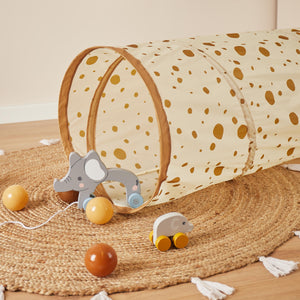 Weißbrauner Pop Up Spieltunnel mit Punkten im Kinderzimmer mit Spielzeug
