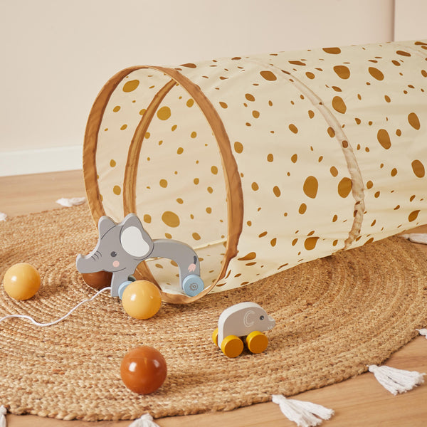Weißbrauner Pop Up Spieltunnel mit Punkten im Kinderzimmer mit Spielzeug