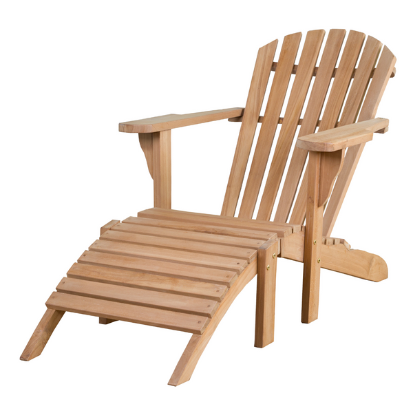 Die Gartenliege Adirondack Montreal und die passende Fußstütze, beide aus hellem Lattenholz im Teaksessel-Stil gefertigt, bieten zeitlose Eleganz und langlebige Qualität auf weißem Hintergrund.