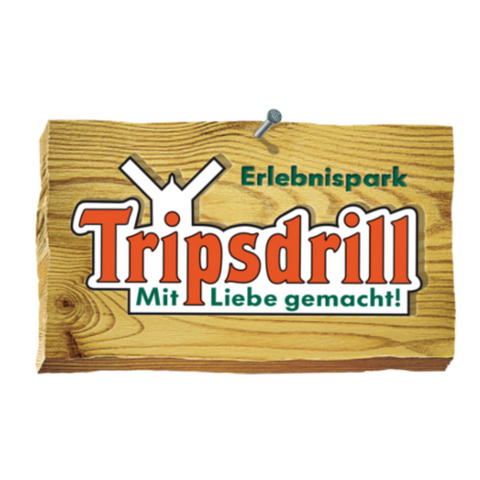 Logo des Erlebnisparks Tripsdrill auf einem Holzschild mit „Mit Liebe gemacht!“ in Grün – ideal zur Bewerbung des Angebots Tripsdrill Eintrittskarte Kinder (4-11 Jahre).