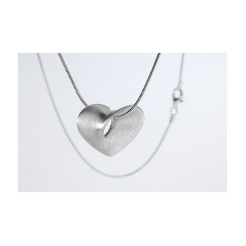Der Kettenanhänger „Herz gedreht“ oder „von Herzen“ mit Kette aus 925er Silber präsentiert ein zeitloses Triangel Schmuckdesign an einer filigranen Kette vor weißem Hintergrund.