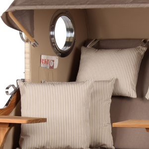 Der Strandkorb DÜNE Design taupe-creme inkl. Feuerschale gratis ist ein stylischer Strandkorb aus Korbgeflecht mit gestreiften Kissen und Armlehnen aus Teakholz – ein elegantes Outdoormöbel zum Entspannen am Meer.