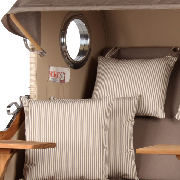 Der Strandkorb DÜNE Design taupe-creme inkl. Feuerschale gratis ist ein stylischer Strandkorb aus Korbgeflecht mit gestreiften Kissen und Armlehnen aus Teakholz – ein elegantes Outdoormöbel zum Entspannen am Meer.