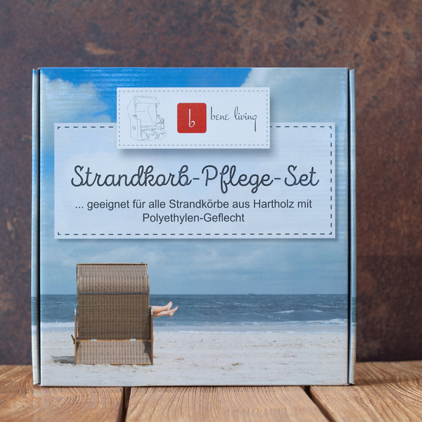 Auf einer Holzunterlage wird ein Karton mit der Aufschrift „Strandkorb Zubehör Pflegeset“ und einem Strandkorbbild mit Hartholz-Pflegeöl und Holzpolitur platziert.