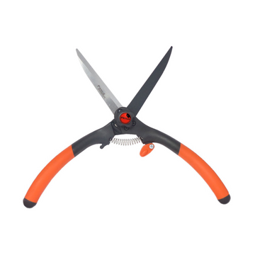 Die Buchsbaumschere groß verfügt über hartverchromte Klingen, schwarze Klingen, orange und schwarze Griffe und einen Federmechanismus – perfekt für präzisen Formschnitt.