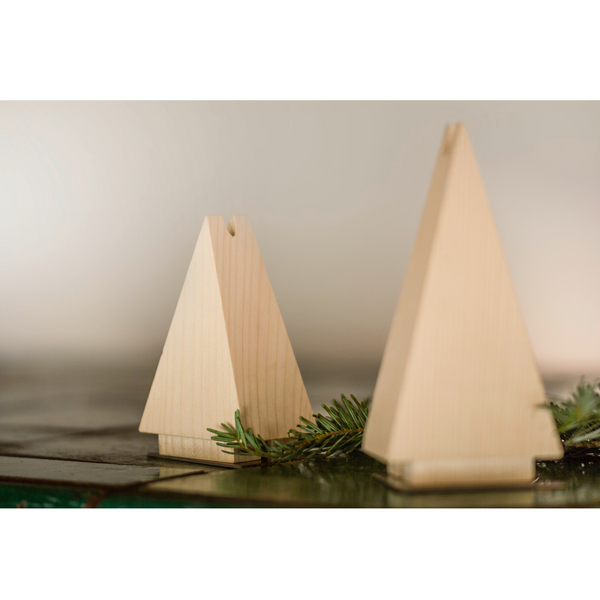 Zwei Räuchermännchen Räuchertanne dreieckiger Baumschmuck aus Fichtenholz mit einem Tannenzweig auf einem Tisch.