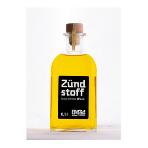 Eine 0,5-Liter-Flasche Orangenspirituose „Burn a Brettle Zündstoff“ (80 % vol.) mit Holzkorken auf weißem Hintergrund – erleben Sie einen der kräftigsten Aromen, um wirklich ein „Burn a Brettle“ zu zaubern.