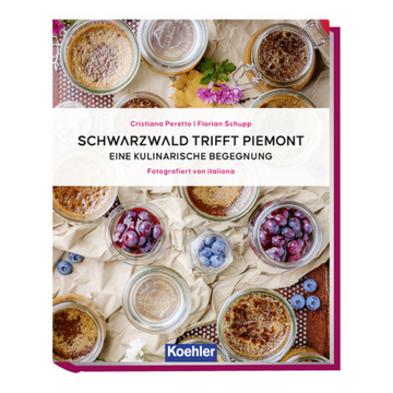 Cover von „Schwarzwald trifft Piemont – Eine kulinarische Begegnung“ mit Dessert- und Beerengläsern, die süße Kreationen aus den Genussregionen Schwarzwald und Piemont würdigen.