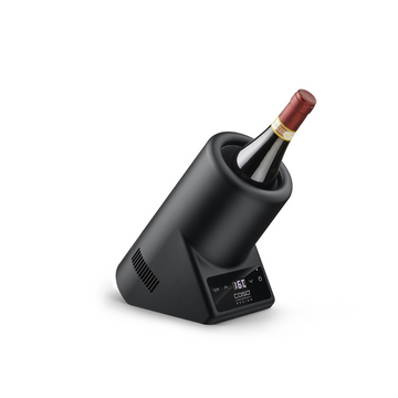 Der Flaschenkühler Vino Case Black mit elektronischer Temperaturregelung und digitaler Anzeige kühlt eine Flasche Rotwein vor weißem Hintergrund.