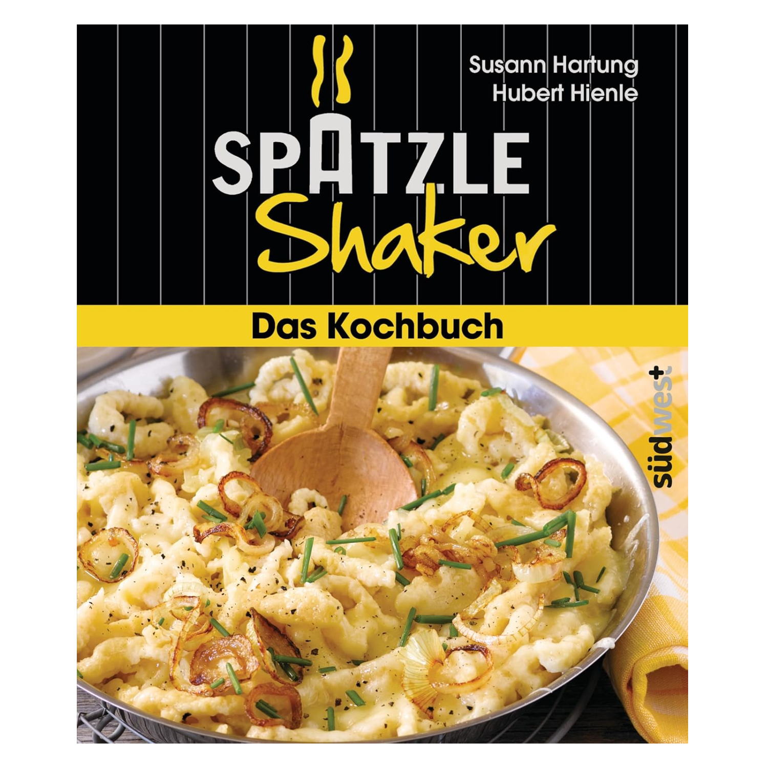 Eine Pfanne Spätzle mit Röstzwiebeln und Kräutern, ein Kochlöffel und auf dem Cover das Spätzle-Shaker-Kochbuch mit kreativen Spätzle-Rezepten.