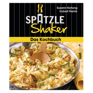 Eine Pfanne Spätzle mit Röstzwiebeln und Kräutern, ein Kochlöffel und auf dem Cover das Spätzle-Shaker-Kochbuch mit kreativen Spätzle-Rezepten.
