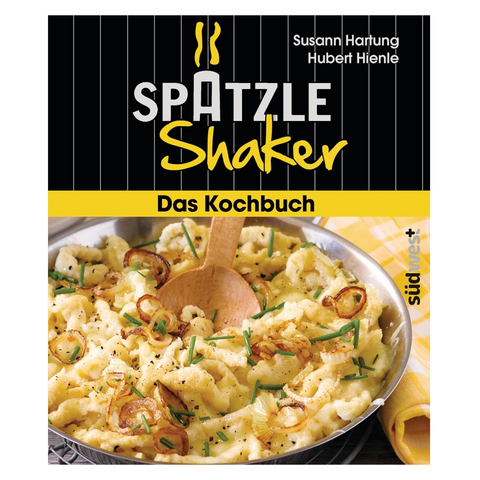 Eine Pfanne Spätzle mit Röstzwiebeln und Kräutern, ein Kochlöffel und auf dem Cover das Spätzle-Shaker-Kochbuch mit kreativen Spätzle-Rezepten.