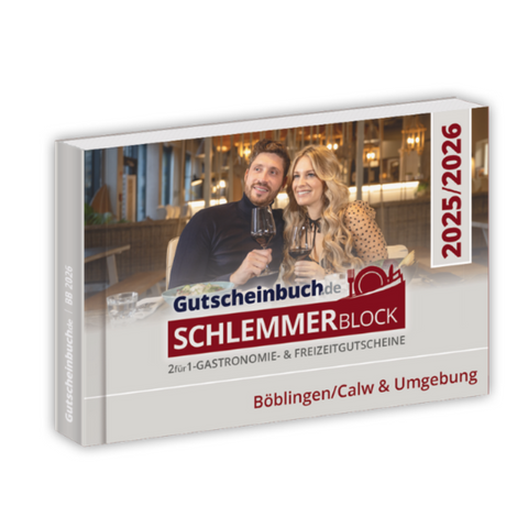 Ein Paar beim Essen und Anstoßen mit dem Gutscheinbuch Kreis Böblingen + Calw 2026, das attraktive Restaurantangebote und 2-für-1-Gutscheine hervorhebt.