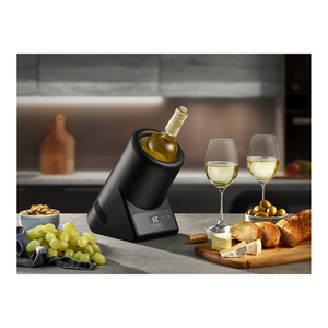 Der Flaschenkühler Vino Case Black mit Edelstahlgehäuse kühlt eine Flasche, zwei Gläser Weißwein, Trauben, Brot und Snacks stilvoll auf der Küchenzeile.