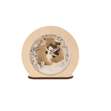 Die Magic Light 3D Holz-Nachtlampe Fee ist ein hölzernes Feenornament mit einer aufwendig ausgeschnittenen Feen- und Naturszene in einem runden Rahmen – ideal als Nachtlicht, verleiht sie jedem Raum natürlichen Charme und sanftes, stimmungsvolles Licht.