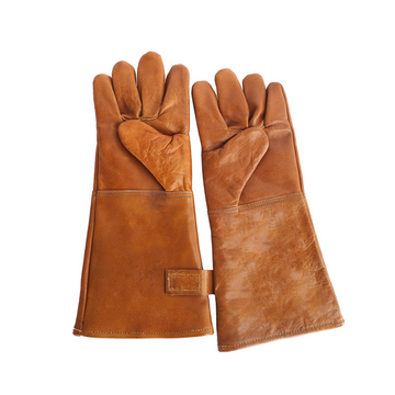 Ein Paar lange braune Büffelleder-Grillhandschuhe mit verstärkten Handflächen, aus hochwertigem Büffelleder, flach nebeneinander auf weißem Hintergrund g