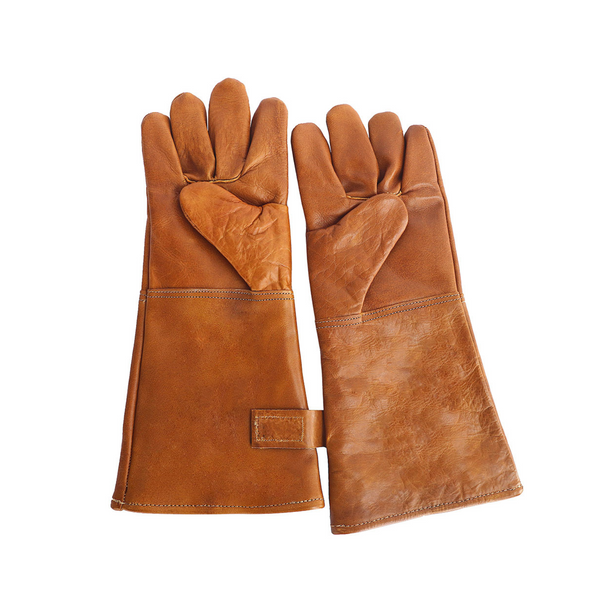 Ein Paar lange braune Büffelleder-Grillhandschuhe mit verstärkten Handflächen, aus hochwertigem Büffelleder, flach nebeneinander auf weißem Hintergrund g
