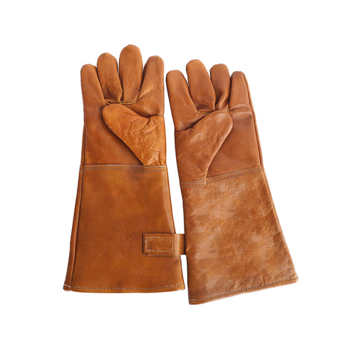 Ein Paar lange braune Büffelleder-Grillhandschuhe mit verstärkten Handflächen, aus hochwertigem Büffelleder, flach nebeneinander auf weißem Hintergrund g