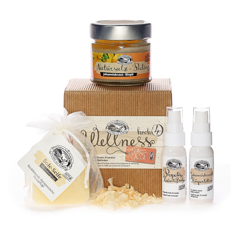 Wellness Hoch 4 ist ein Set von Alpine Wellness naturreine Produkte bestehend aus Sprays, Sole-Seife, einem Tiegel und einer Box mit Holzspänen.