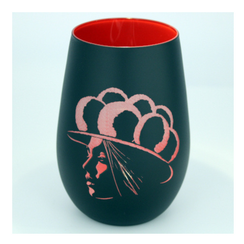 Glaswindlichter mit Schwarzwaldgravur – schwarze Windlichter mit rotem Innenglas und eingraviertem Profil einer Schwarzwald-Lady mit großem Hut. Perfekt, um Schwarzwald-Charme in dein Zuhause zu bringen.