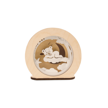 Die Magic Light 3D Holz-Nachtlampe Wolkenbär zeigt einen Bären auf einer Mondsichel, umgeben von Sternen und Wolken, und schafft mit sanfter LED-Technologie eine beruhigende Atmosphäre.