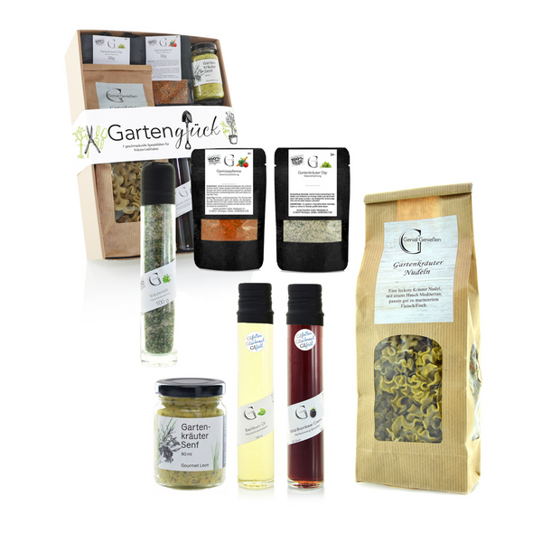 Das Geschenk-Set Hobby: Gartenglück enthält Nudeln, Gewürze, Saucen, Öle und Senf – ein ideales Gourmet-Geschenk für Gartenfreunde, die kulinarische Genüsse genießen. Präsentiert auf weißem Hintergrund.