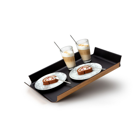 Rutschfestes Tablett aus nachhaltigen Holzpapierfasern, serviert mit zwei Latte-Gläsern und zwei Tellern mit gerolltem Kuchen und Löffeln.