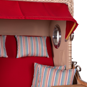 Der Strandkorb DÜNE Rot mit buntem Kissen 585 wird mit roten Kissen, bunten Polstern und einer kostenlosen Feuerschale geliefert. Inklusive PE-Geflecht, Teak-Holz-Elementen und einem kleinen Holz-Beistelltisch für Ihre wichtigsten Utensilien.