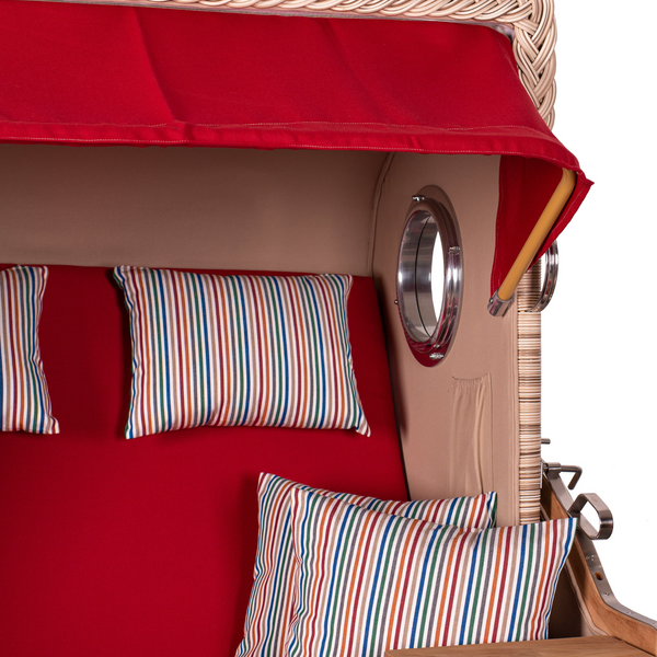 Der Strandkorb DÜNE Rot mit buntem Kissen 585 wird mit roten Kissen, bunten Polstern und einer kostenlosen Feuerschale geliefert. Inklusive PE-Geflecht, Teak-Holz-Elementen und einem kleinen Holz-Beistelltisch für Ihre wichtigsten Utensilien.