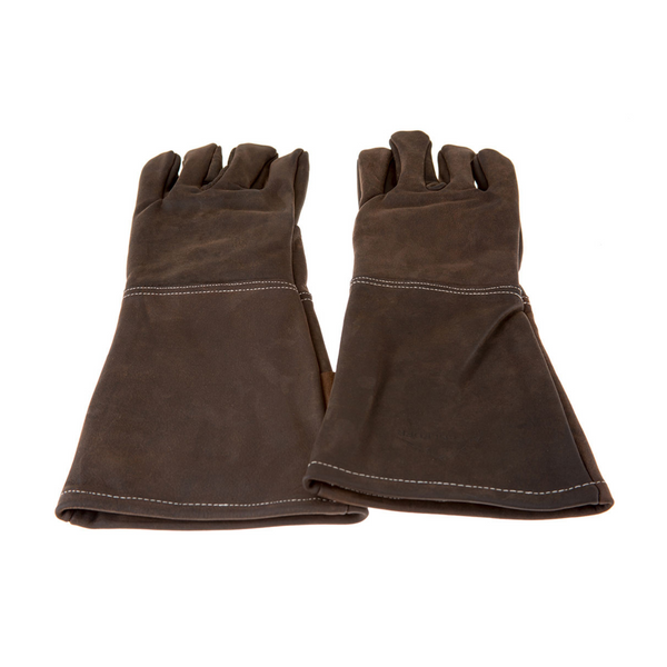 Ein Paar Büffelleder-Grillhandschuhe aus langem braunem Leder mit weißen Nähten, flach auf weißem Hintergrund präsentiert.