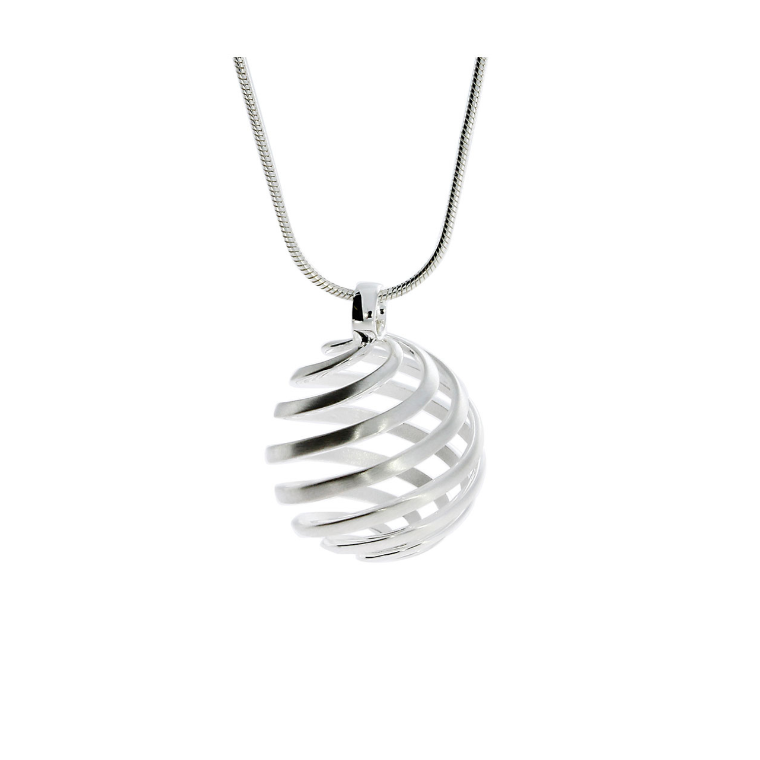 Die „Kugel nach Escher, mit Kette“ ist ein aus 925er Silber gefertigter Silberanhänger mit einem spiralförmigen Käfigdesign mit paradoxen Formen, der elegant an einer glatten Kette auf weißem Hintergrund hängt.