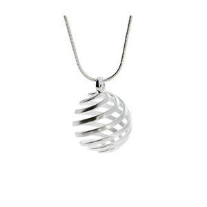 Die „Kugel nach Escher, mit Kette“ ist ein aus 925er Silber gefertigter Silberanhänger mit einem spiralförmigen Käfigdesign mit paradoxen Formen, der elegant an einer glatten Kette auf weißem Hintergrund hängt.