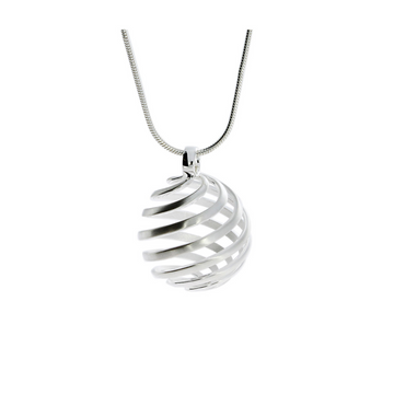 Die „Kugel nach Escher, mit Kette“ ist ein aus 925er Silber gefertigter Silberanhänger mit einem spiralförmigen Käfigdesign mit paradoxen Formen, der elegant an einer glatten Kette auf weißem Hintergrund hängt.