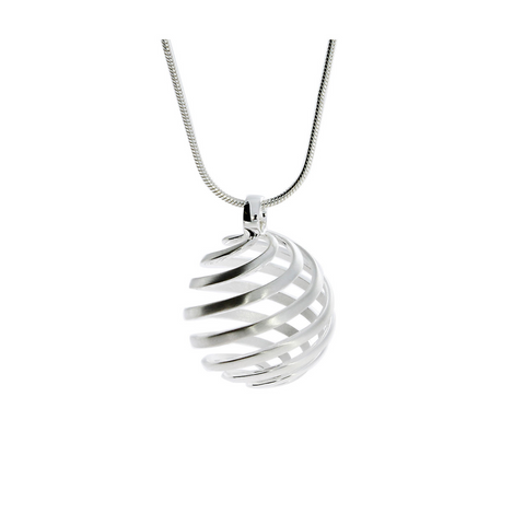 Die „Kugel nach Escher, mit Kette“ ist ein aus 925er Silber gefertigter Silberanhänger mit einem spiralförmigen Käfigdesign mit paradoxen Formen, der elegant an einer glatten Kette auf weißem Hintergrund hängt.