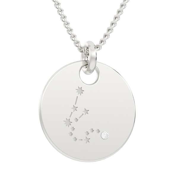 Der Sternbild Kettenanhänger, inkl. Kette ist eine Silberkette aus 925er Silber mit einem runden Anhänger, in den ein Sternbild eingraviert und mit einem kleinen Diamanten akzentuiert ist.