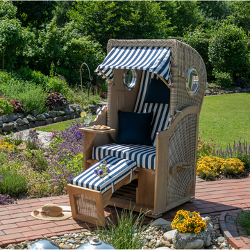 Genießen Sie entspannte Stunden im Garten mit dem Strandkorb 1-Sitzer blau-weiß – aus PE-Geflecht und Teak-Holz, inklusive blau-weiß gestreiften Kissen, Fußstütze, Snacks und Sonnenhut.