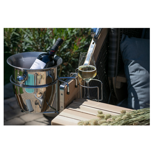 Ein Strandkorb-Zubehör-Glas-/Becherhalter hält ein Glas Weißwein neben einer gekühlten Flasche auf einem hölzernen Außentisch.