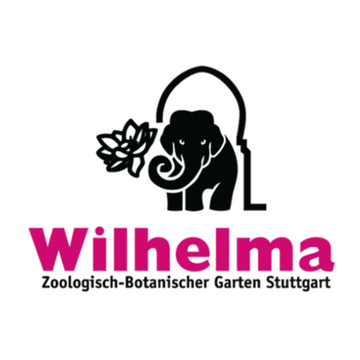 Logo mit schwarzem Elefanten, Lotusblume und Bogen. Text: Wilhelma Zoologisch-Botanischer Garten Stuttgart. Perfekt für Familien: Wilhelma Eintrittskarte Familienkarte 2.