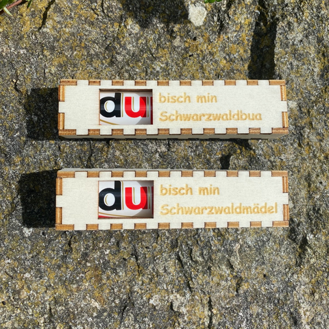 Das Schwarzwald Geschenkboxen 2er Set enthält zwei Namensschilder aus Holz mit deutschem Text und Blattakzenten – ideal als liebevolle Verpackungen oder für Geschenkboxen, inspiriert vom natürlichen Charme des Schwarzwalds.