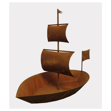 Das Edelrost-Schiff zum Bepflanzen ist eine rostfarbene Segelboot-Skulptur aus Metall mit drei Segeln und einer Flagge, gefertigt als dekoratives Metallobjekt in Edelrost-Optik.