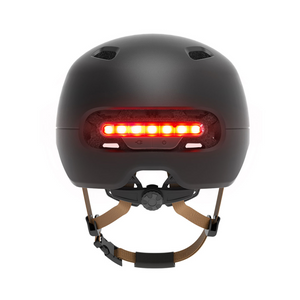 Der Fahrradhelm mit Bremslicht und SOS-Alarm kommt in elegantem Schwarz mit braunen Riemen, rotem LED-Bremslicht hinten sowie integrierter Sturzerkennung und SOS-Alarm für höchste Sicherheit auf jeder Fahrt.