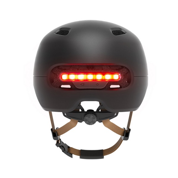 Der Fahrradhelm mit Bremslicht und SOS-Alarm kommt in elegantem Schwarz mit braunen Riemen, rotem LED-Bremslicht hinten sowie integrierter Sturzerkennung und SOS-Alarm für höchste Sicherheit auf jeder Fahrt.