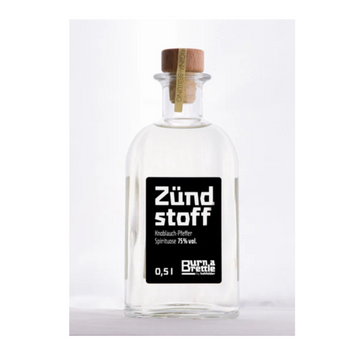 Brettle anzünden Zündstoff: 0,5L Klarglasflasche mit Holzkorken, Aufschrift Zündstoff, enthält 75% Spiritus – ideal zum Anzünden eines Brettle oder zum Genießen in verschiedenen Geschmacksrichtungen.