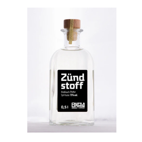 Brettle anzünden Zündstoff: 0,5L Klarglasflasche mit Holzkorken, Aufschrift Zündstoff, enthält 75% Spiritus – ideal zum Anzünden eines Brettle oder zum Genießen in verschiedenen Geschmacksrichtungen.