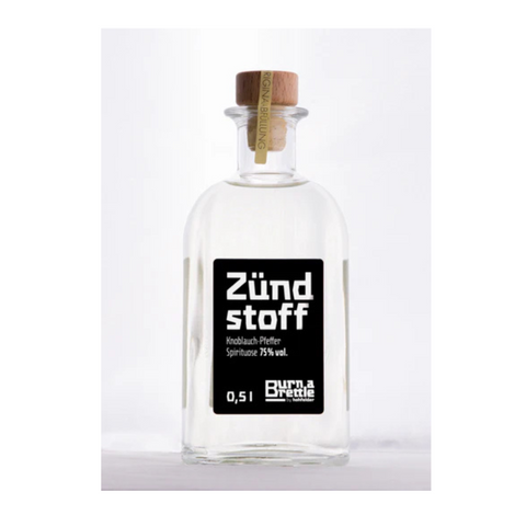 Brettle anzünden Zündstoff: 0,5L Klarglasflasche mit Holzkorken, Aufschrift Zündstoff, enthält 75% Spiritus – ideal zum Anzünden eines Brettle oder zum Genießen in verschiedenen Geschmacksrichtungen.