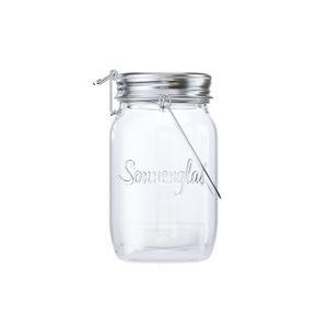 Das SONNENGLAS® Classic (Generation 6) besteht aus einem klaren Glasgefäß mit Metalldeckel, Verschluss, Drahtbügel und „Sonnenglas“-Etikett – ausgestattet mit Sonnenmodul für den effizienten Einsatz als Solarlaterne und verlängerte Leuchtdauer.