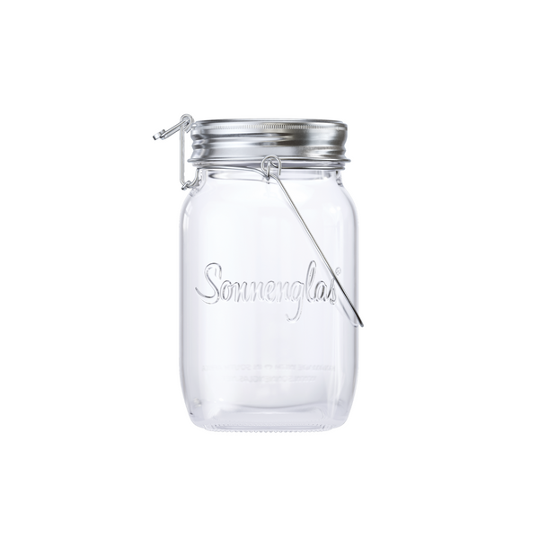 Das SONNENGLAS® Classic (Generation 6) besteht aus einem klaren Glasgefäß mit Metalldeckel, Verschluss, Drahtbügel und „Sonnenglas“-Etikett – ausgestattet mit Sonnenmodul für den effizienten Einsatz als Solarlaterne und verlängerte Leuchtdauer.