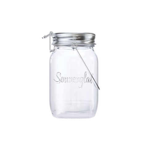 Das SONNENGLAS® Classic (Generation 6) besteht aus einem klaren Glasgefäß mit Metalldeckel, Verschluss, Drahtbügel und „Sonnenglas“-Etikett – ausgestattet mit Sonnenmodul für den effizienten Einsatz als Solarlaterne und verlängerte Leuchtdauer.